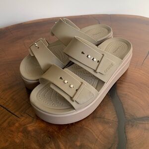 Crocs Brooklyn wedge sz 6